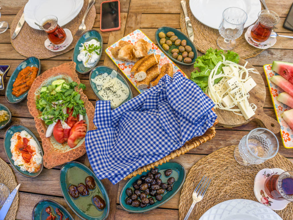 Tavolata con pietanze Tuche